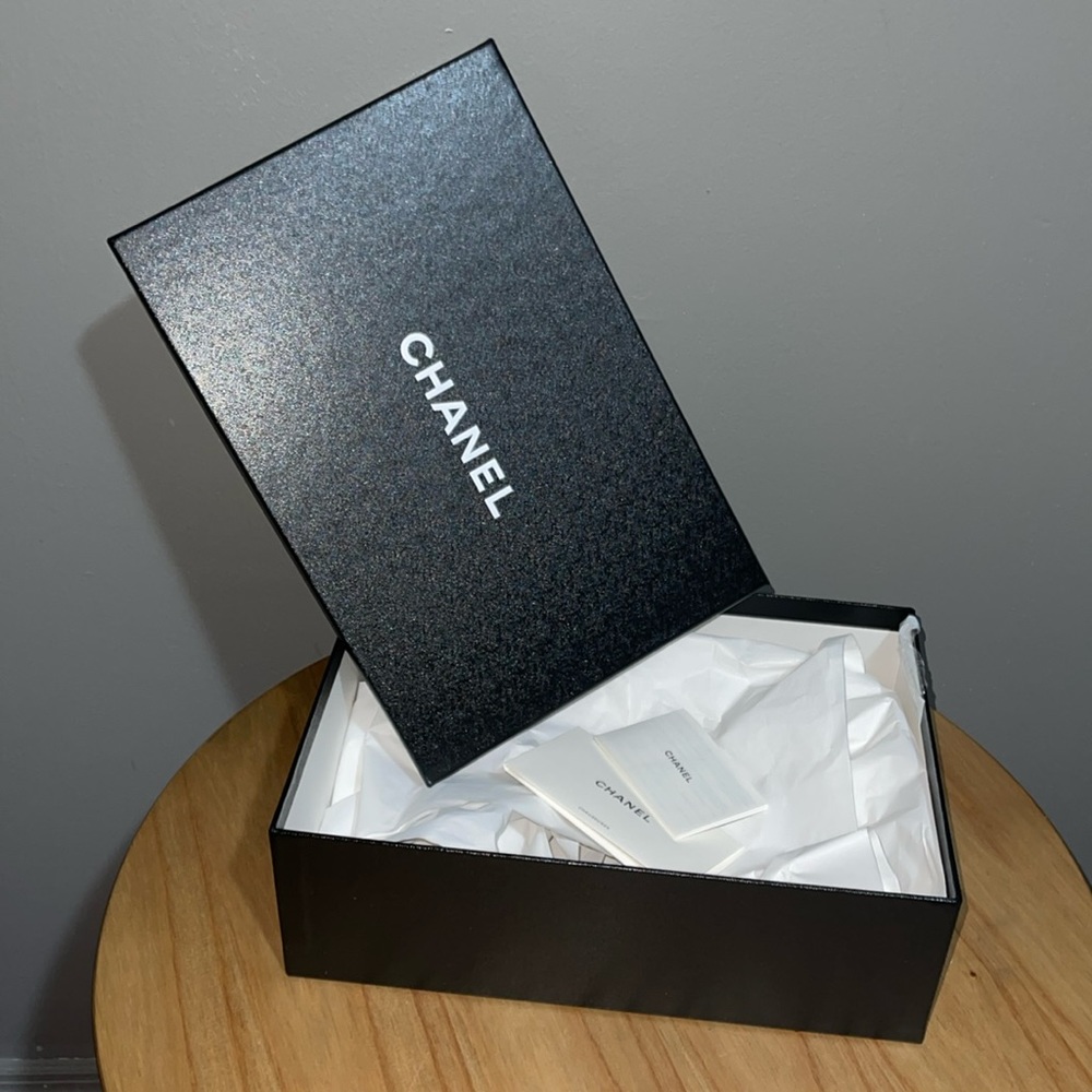 Chanel medium box
